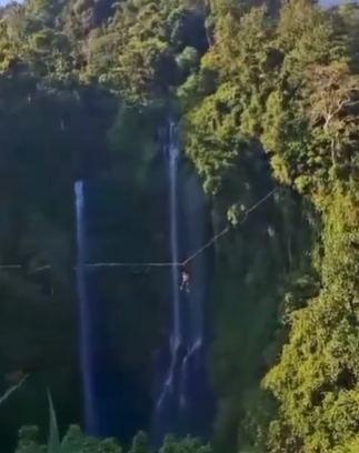  slink di atas Air Terjun