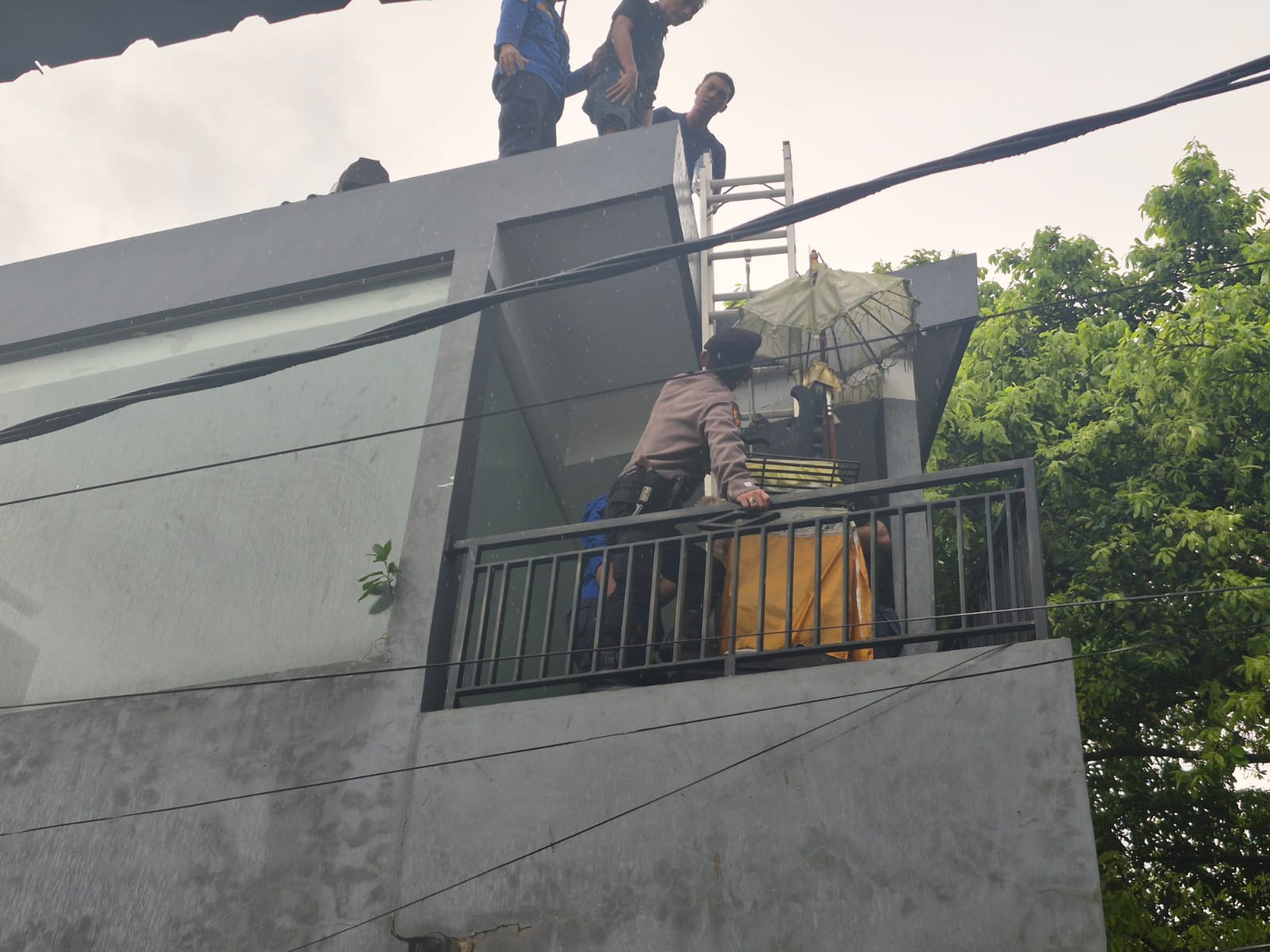 buruh mencoba bunuh diri