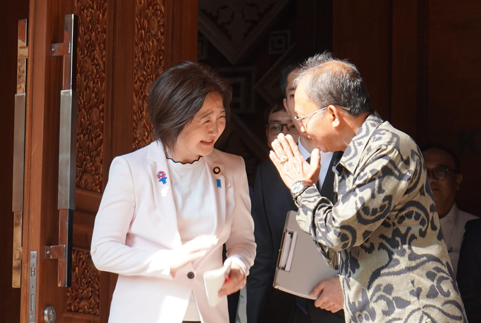 Akiko Ikuina dan Koster