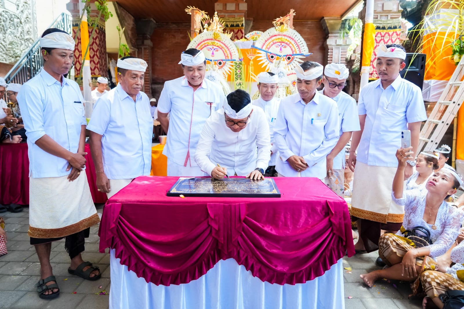 menandatangani prasasti
