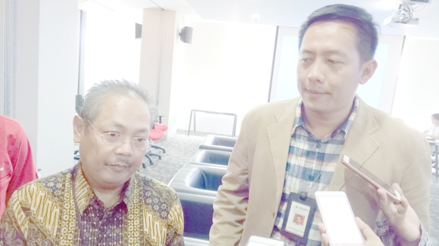 Joseph A. Saul (kiri) dan Anandoz Bangsawan
