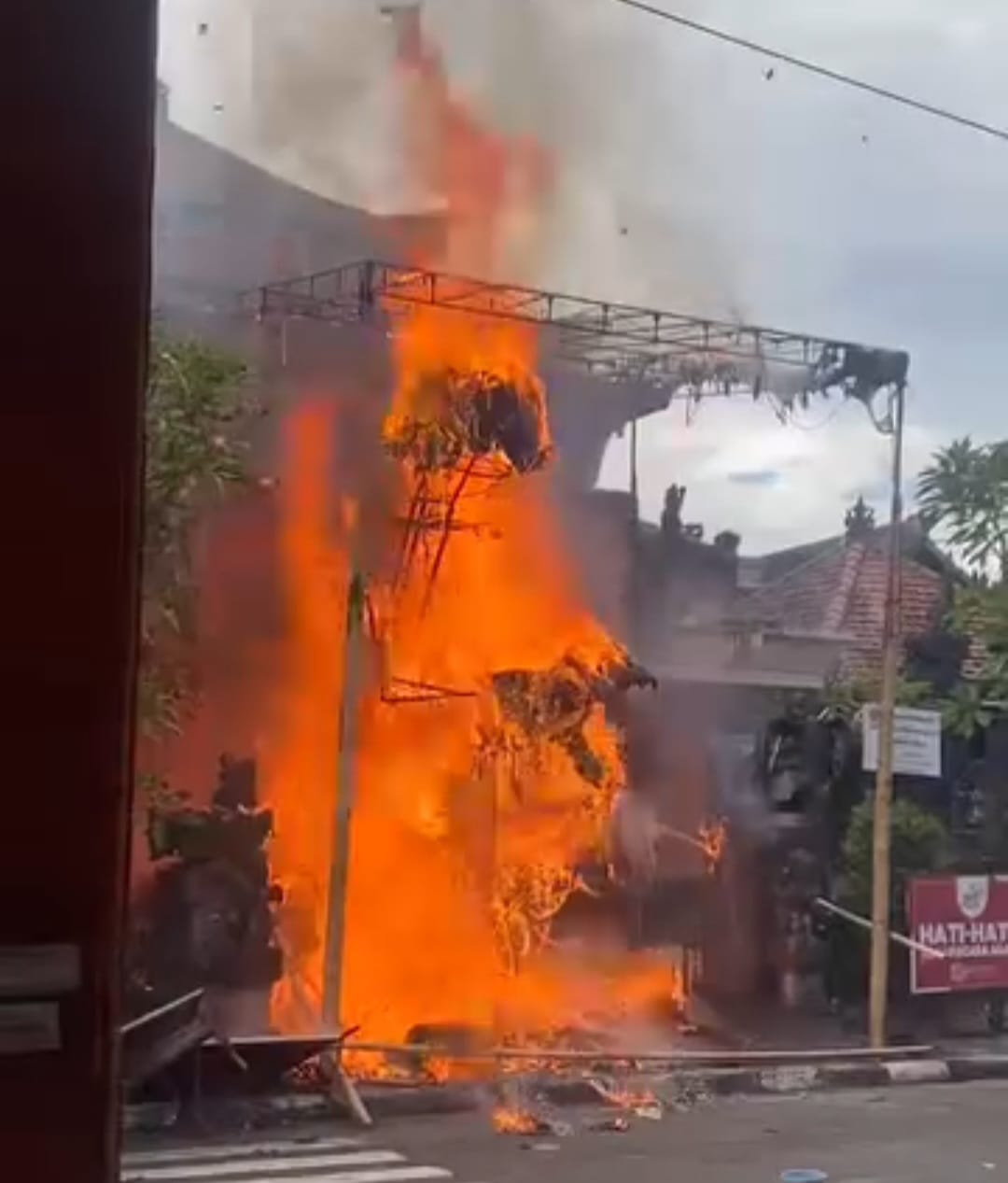 Ogih-ogoh terbakar