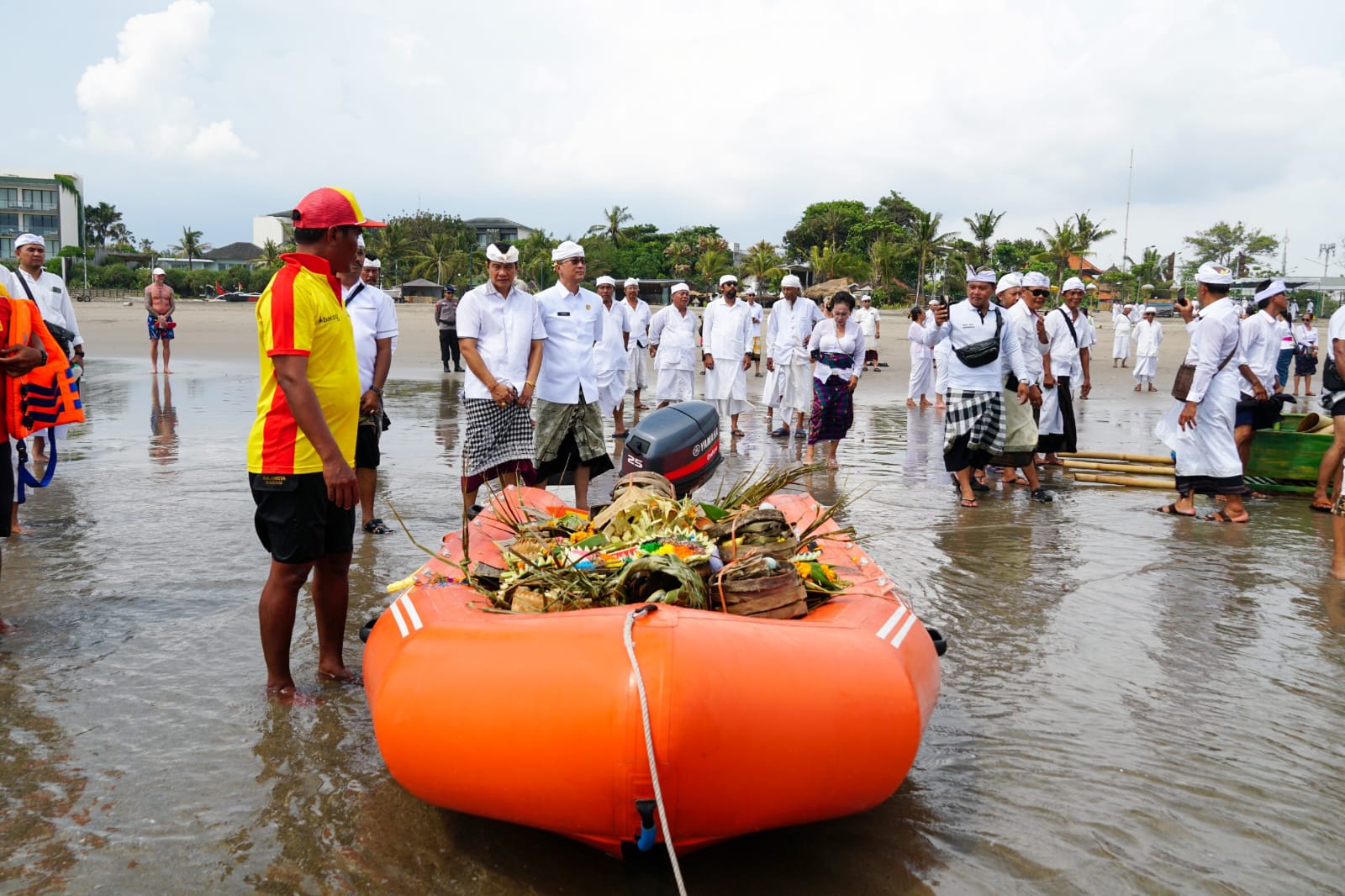 sembahyang di Pura Mas Ceti Ulun Tanjung Petitenget