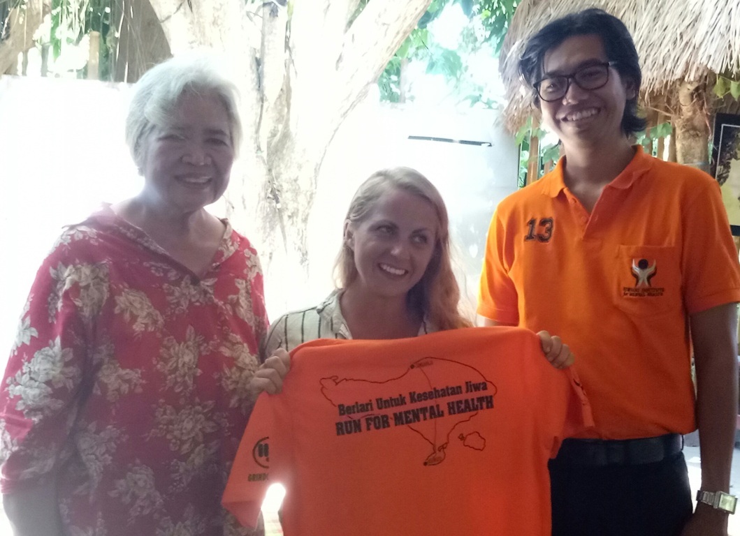 Henny (tengah) bersama Prof Suryani dan Staf.