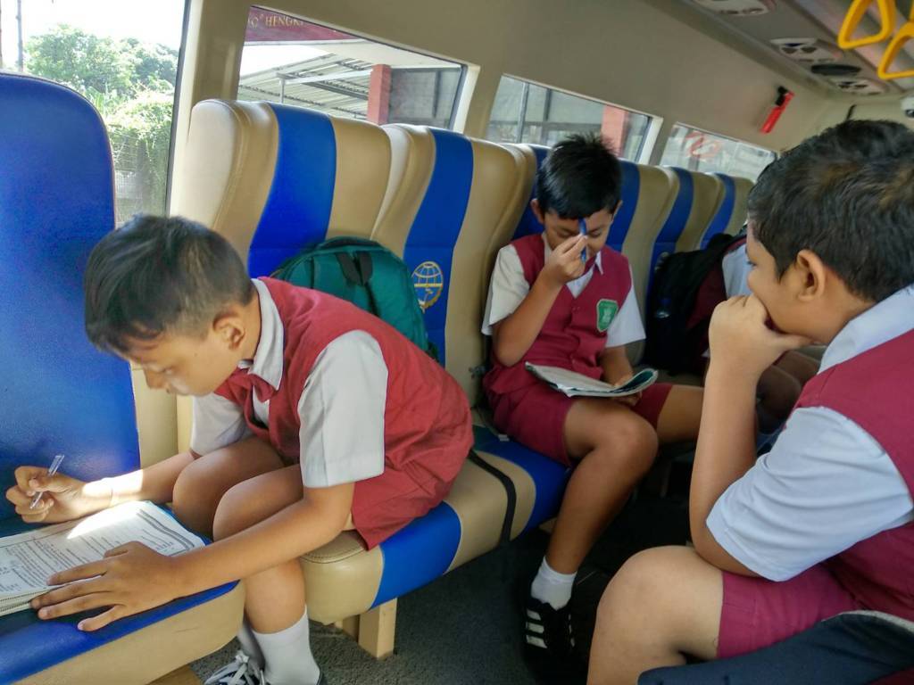 bus sekolah