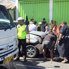 Sopir Mengantuk, Avanza Tabrak Mobil Sedang Parkir