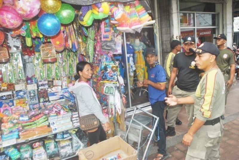 Membandel, PKL Diusir Jualan di Trotoar Depan Pasar | Bali ...