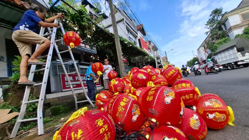 Pendar Merah Seribu Lampion, Pesona Imlek di Langit Tabanan