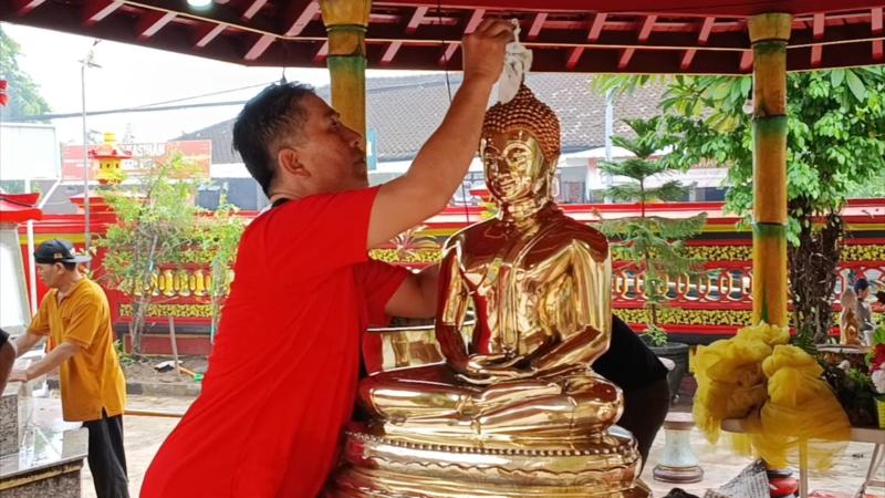 Seni Merawat Tradisi, Intip Kesibukan Wihara Saat Ritual Bersih Rupang