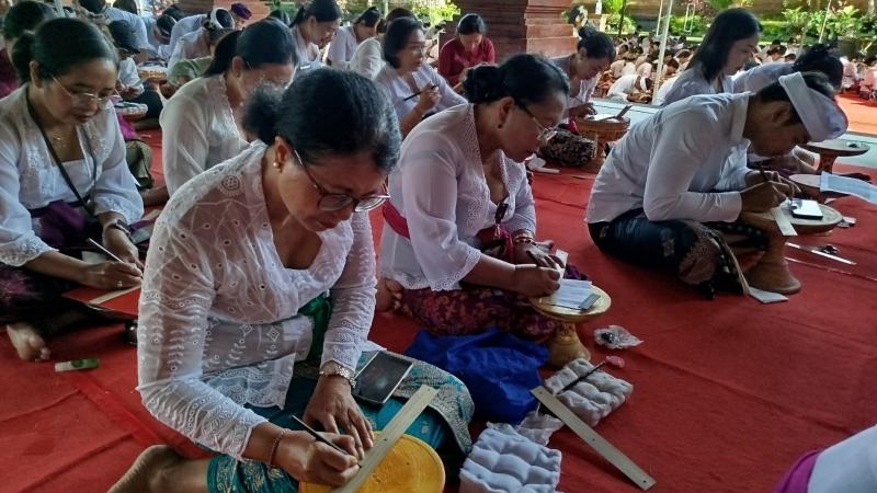 Lebih dari Seribu Orang Nyurat Lontar di SMAN 1 Kediri