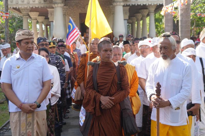 Misi Perdamaian 58 Bhikkhu: Tempuh 666 Km, Berkati Selat Bali