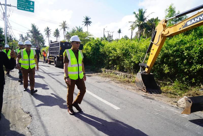 Bupati Satria Luncurkan Proyek Jalan Sampalan-Toyapakeh Senilai Rp50,6 Miliar