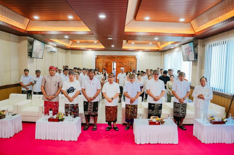 Bupati Adi Arnawa Lantik Direktur Umum Perumda Tirta Mangutama, Targetkan Terobosan Atasi Krisis Air Bersih