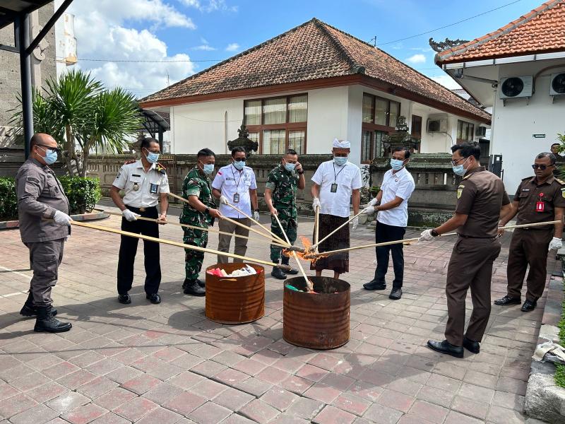 Kejari Gianyar Musnahkan Barang Bukti 16 Perkara Narkotika