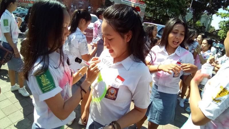 Rayakan Kelulusan SMA, Tradisi yang Tak Pernah Berubah | Bali Tribune