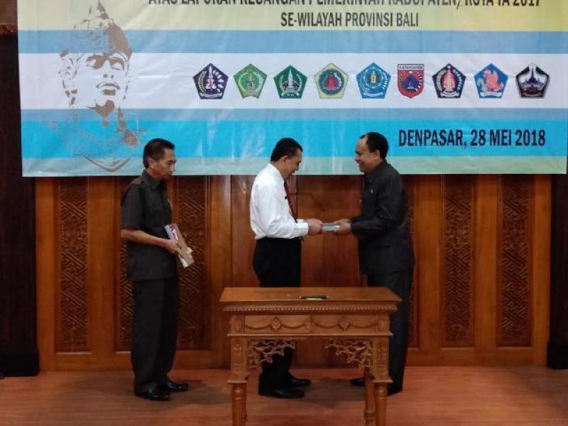 Bupati Bangli I Made Gianyar menerima WTP dari BKP RI Perwakilan Bali.