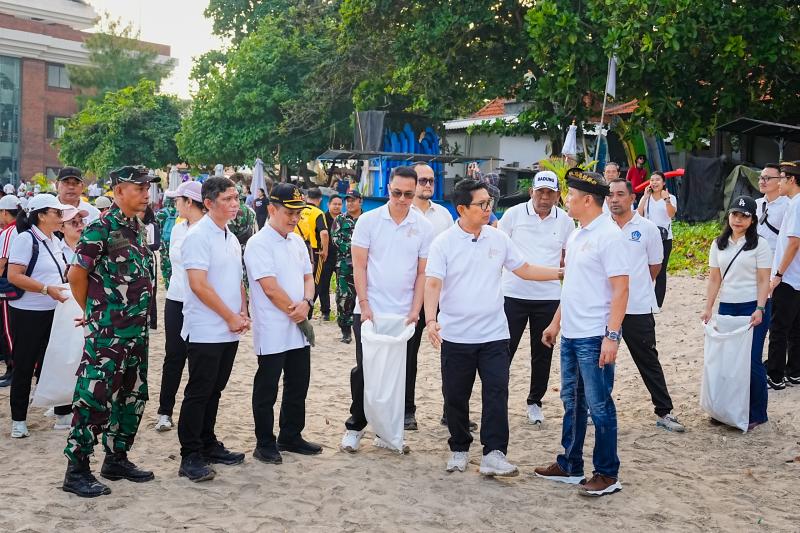 Pemkab Badung Bersinergi dengan Kejati Bali Gelar Aksi Bersih Pantai dan Pelepasan Tukik