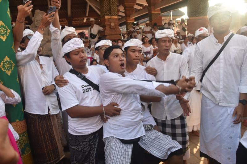 Tradisi Ngerebong Simbol Penyucian Alam Semesta
