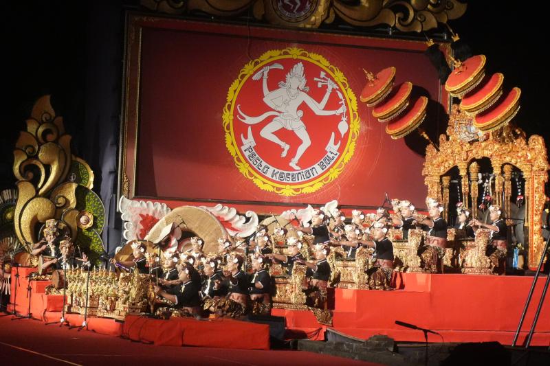 Bawa Kisah Pura Luhur Pasatan ke Ardha Candra, Gong Kebyar Jembrana Sukses Pukau Penonton PKB