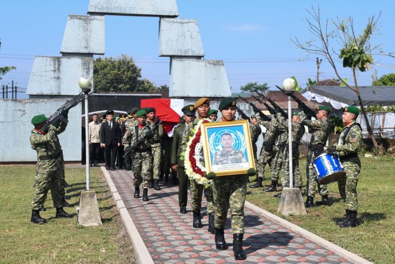 Prajurit Terbaik Kodam IX/Udayana Dimakamkan secara Militer