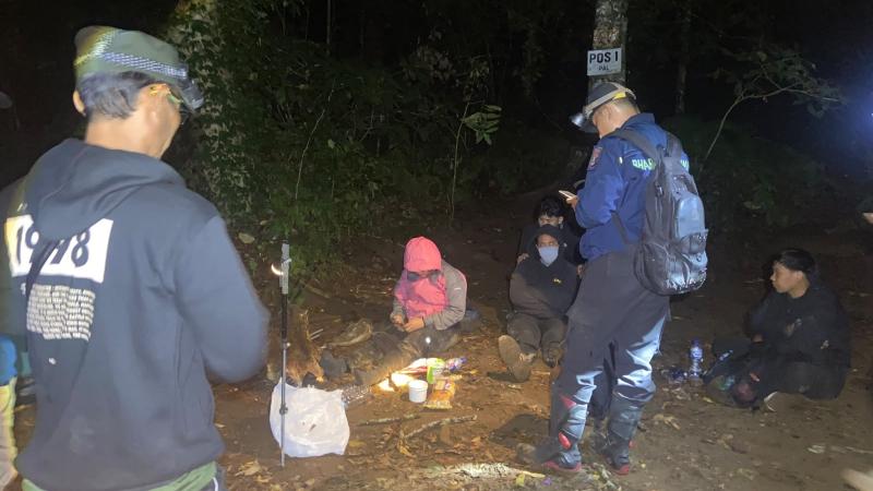 Kelelahan dan Alami Cedera, Dua Pendaki Gunung Batukaru Dievakuasi