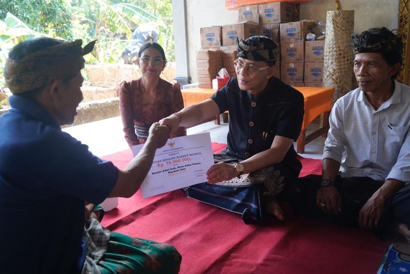 Bupati Satria Kucurkan Bantuan Ngaben Massal Berbasis Desa Adat