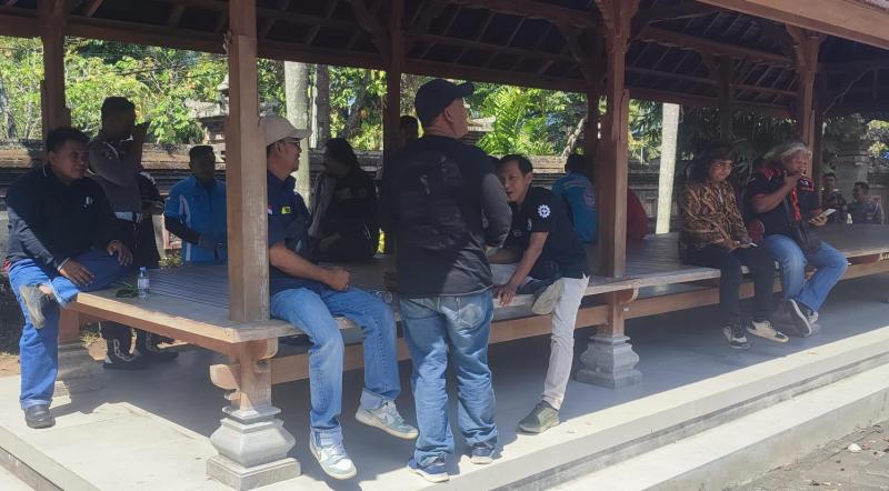 Tolak Pemindahan Penyeberangan ke Pelabuhan Celukan Bawang, Puluhan Sopir Logistik Geruduk Kantor Dewan