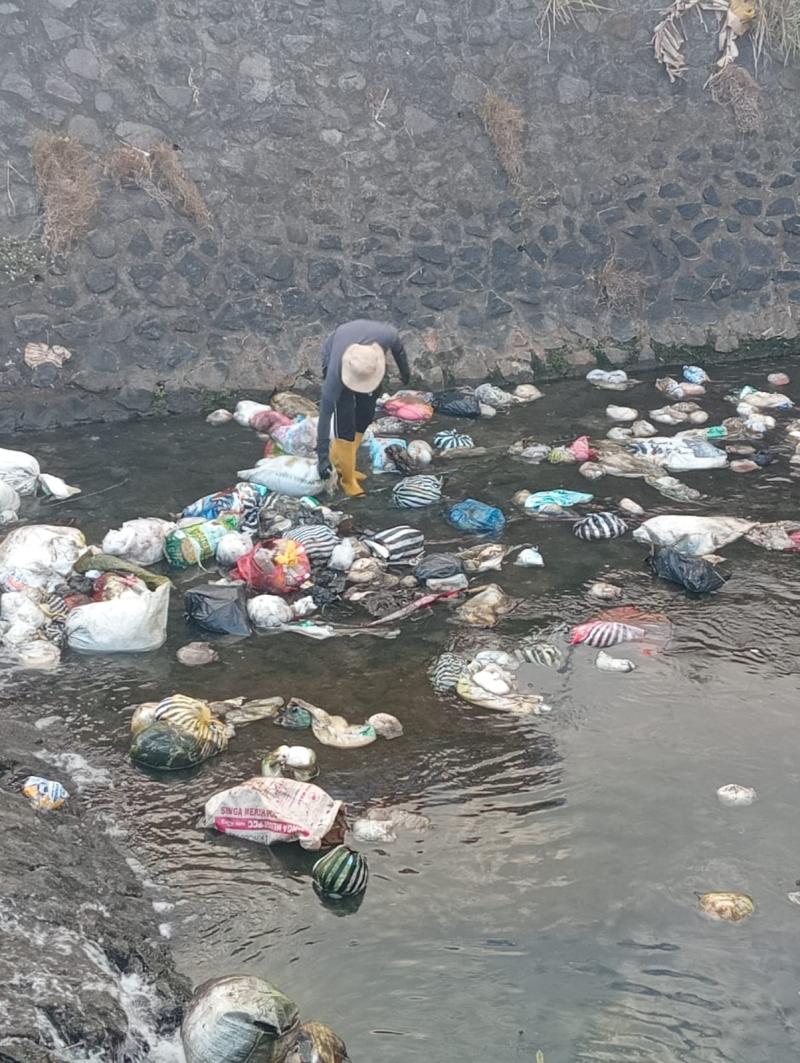 Aksi Buang Sampah Sembarangan Kian Marak, Sungai Semakin Tercemar