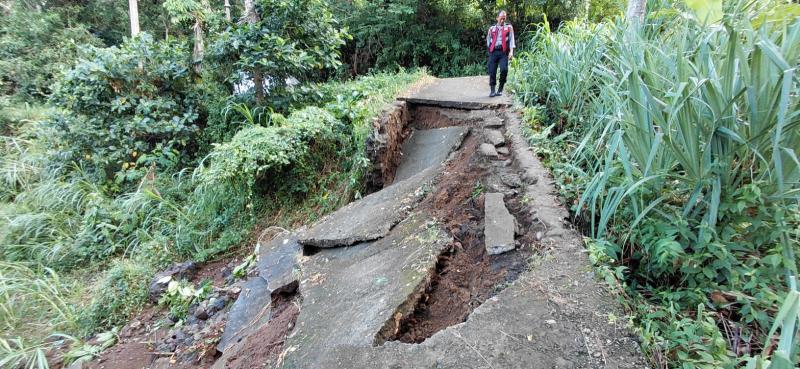 Hujan Disertai Angin Kencang Terjang Wilayah Dawan, Picu Kerusakan Bangunan hingga Jalan Longsor