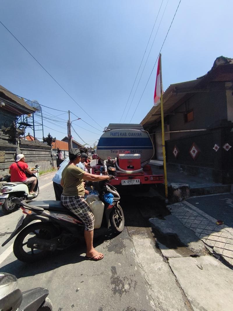 Paceklik Air Bersih, Warga Gelumpang Sukawati Antre Air Tangki PAMTS Gianyar