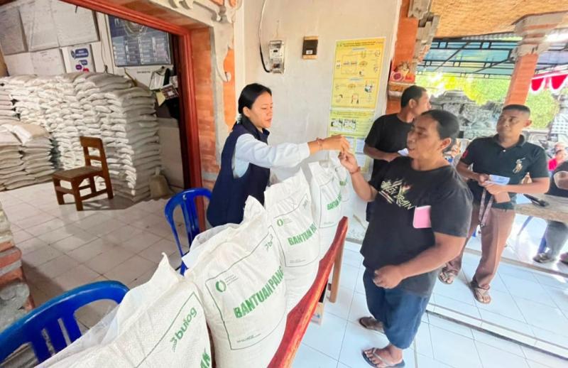 Ratusan Ribu Warga Bali Terima Bantuan Beras