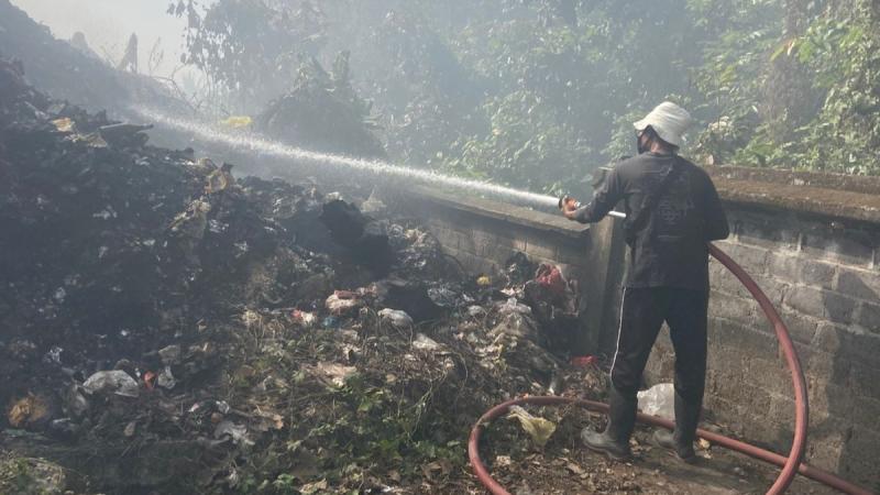 TPA Mandung Masih Berasap, Petugas Guyur Air Pagi-Sore