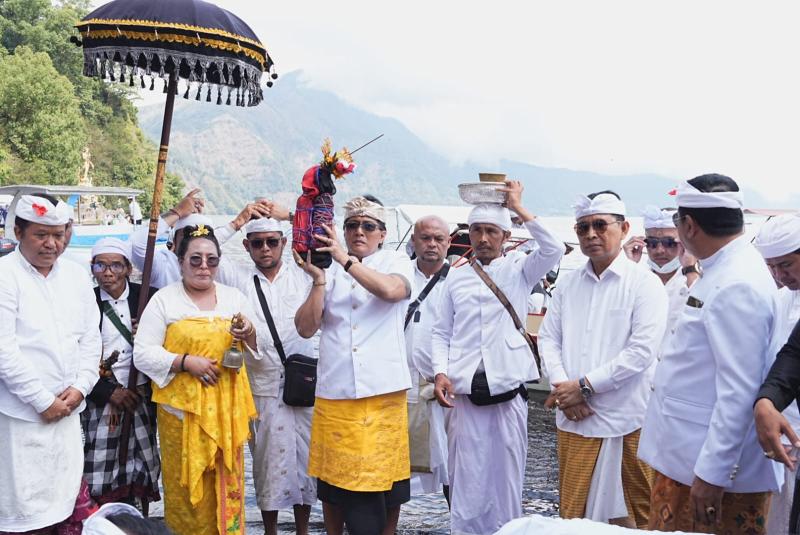 Hadiri Karya Agung Panca Wali Krama Pura Hulundanu Batur Songan, Bupati Adi Arnawa Ajak Jaga Danau Batur Sebagai Jantung Air Bali