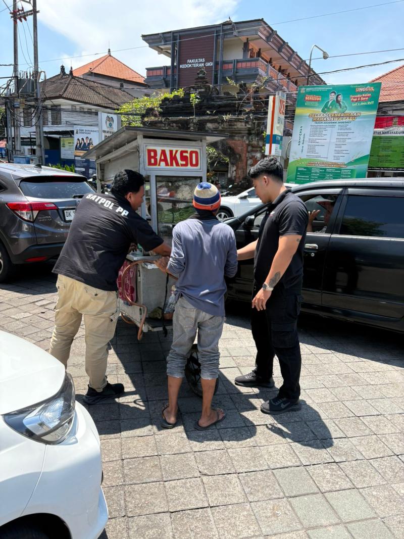 Jaga Wajah Kota, Satpol PP Tertibkan PKL di Jalan Kamboja