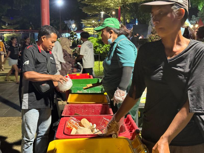 DLH Kawal Pemilahan Sampah di Alun-alun Gianyar