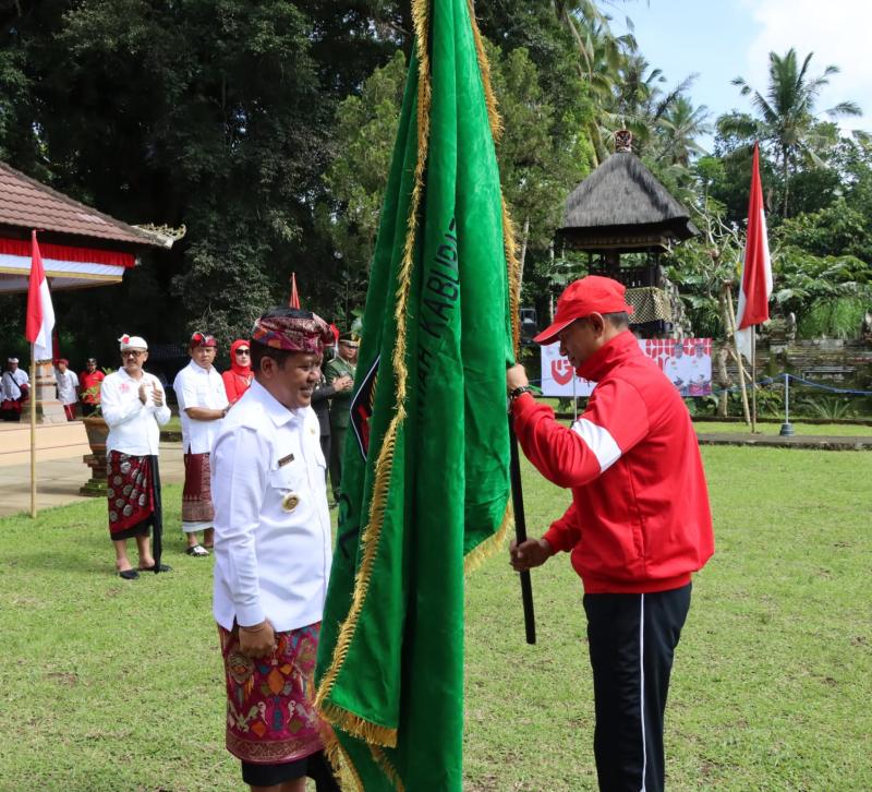 Bupati Sedana Arta Lepas Atlet Porprov Di Tugu Pahlawan Penglipuran ...