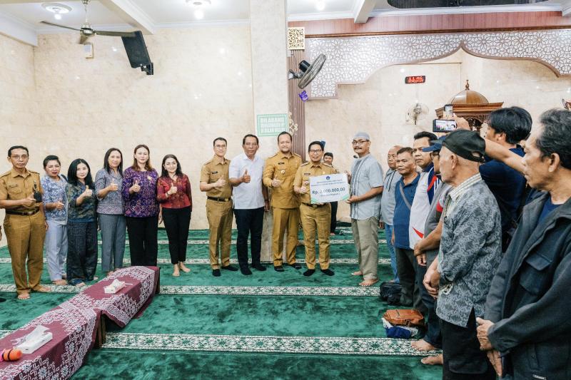 Jelang Hari Raya Idul Fitri 1447 Hijiriah/2026 Bupati dan Wabup Badung Serahkan Bantuan Rp 2 Juta/KK untuk Umat Islam