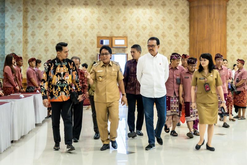 Sosialisasi undang undang nomor 1 tahun 2022 bupati giri prasta