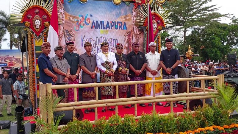 Bupati Gus Par Buka Karangasem Festival dan Parade Budaya HUT Kota Amlapura ke-386