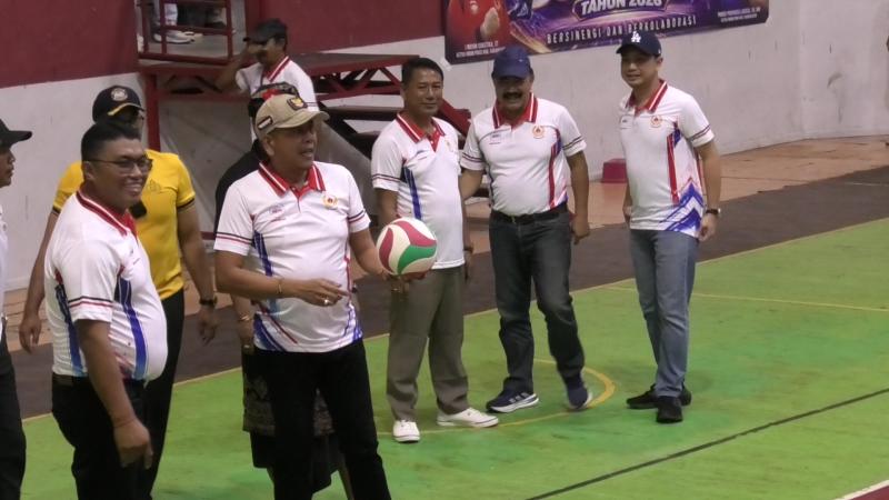 Bupati Gus Par Bersama Ketua PBVSI Karangasem Resmi Membuka Kejuaraan Bola Voli Bupati Karangasem Cup 2026