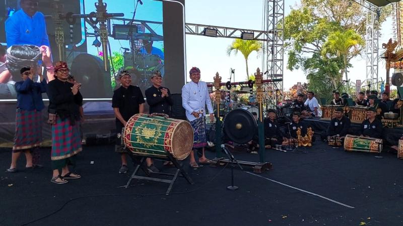 Bupati Karangasem I Gusti Putu Parwata Membuka Secara Resmi Tirta Gangga Art Festival 2026