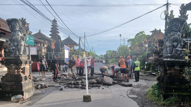 Warga Kelating Berswadaya Perbaiki Jalan Jebol