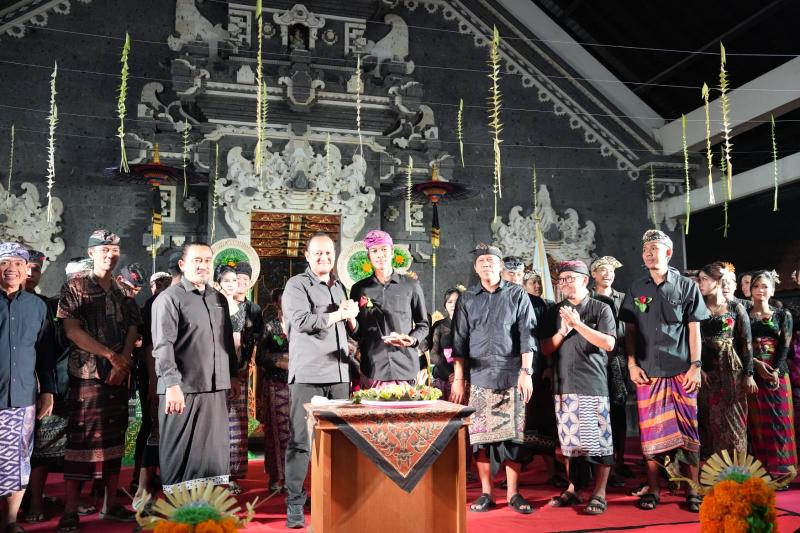 Wabup Badung Serahkan Rp 20 Juta ke ST Dwi Tunggal, Minta Generasi Muda Jaga Kekompakan