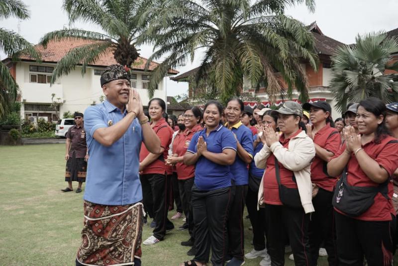 Bupati Gus Par dan Wabup Guru Pandu Berikan Apresiasi kepada Petugas Pendukung HUT Kota Amlapura ke-386
