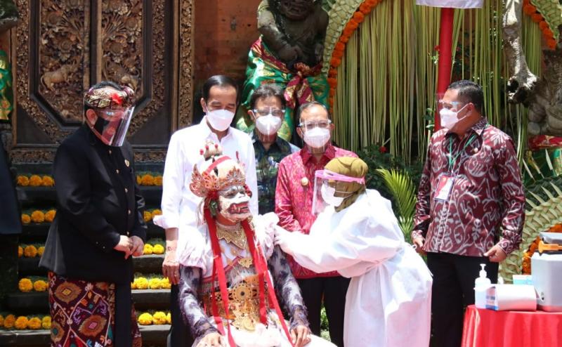 Presiden Jokowi Meninjau Vaksinasi Massal di Puri Agung 