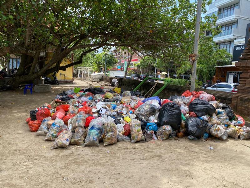 Sampah Tak Terpilah Menumpuk di Pantai Kuta, Diduga Ulah Oknum Luar Kawasan