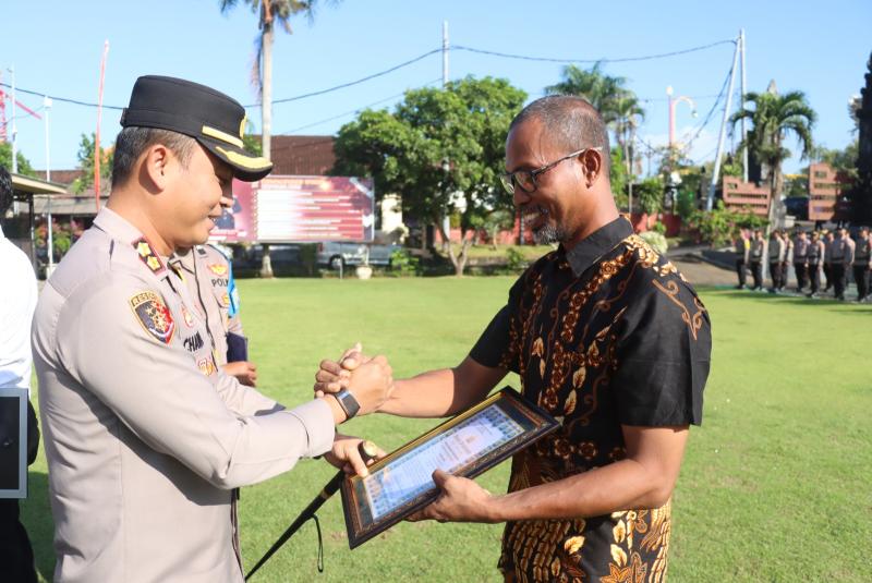 Montir Nyentrik, Nyoman "Mongoh" Ariawan Terima Reward dari Kapolres Gianyar