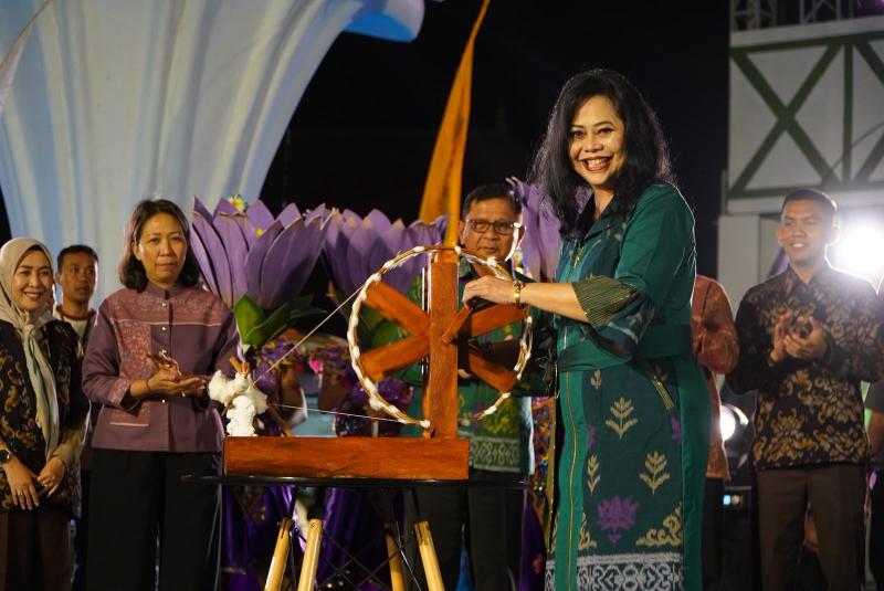 Luncurkan Endek Tunjung Ungu di Panggung BulFest 2026, Dekranasda Buleleng Dorong Wastra Lokal Mendunia