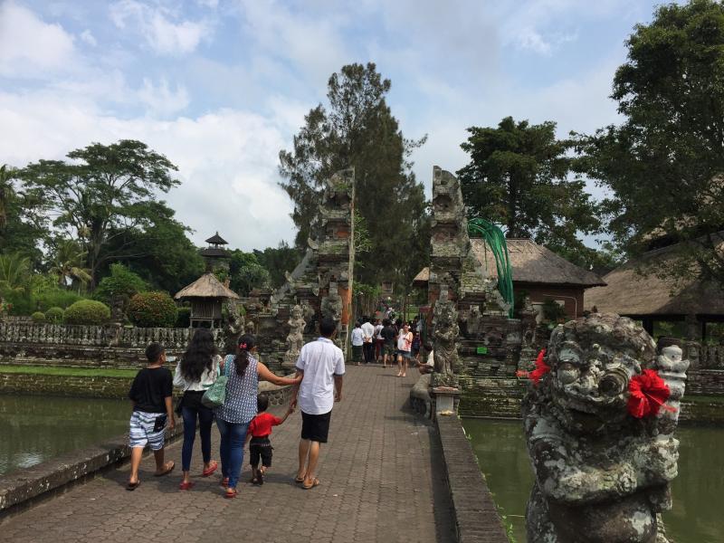 Wisatawan Padati Objek Wisata Taman Ayun Bali Tribune