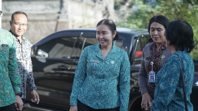 Ny. Mas Parwata Apresiasi Bantuan dan Gelorakan Pengelolaan Sampah Berbasis Sumber di Karangasem